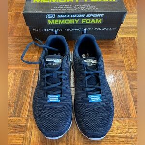 NWT Skechers Lite Weight Wide Fit men’s shoes navy sz 10.5 memory foam